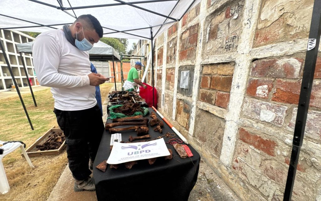 Mery Alarcón llegó desde Cogua, Cundinamarca, hasta el cementerio municipal de Bucaramanga ubicado en el barrio Campo Hermoso, con la esperanza de tener noticias de su hermano, José Nicacio Alarcón, quien desapareció hace 25 años, después de que se despidió de la familia anunciando que se iba a buscar mejores oportunidades de trabajo.