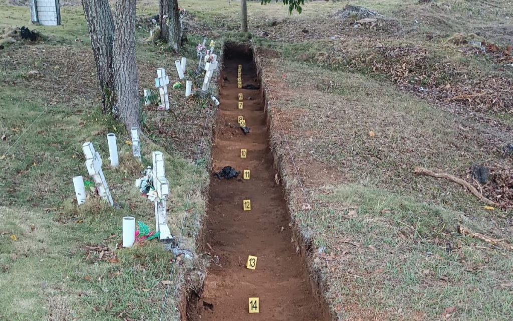 El cementerio San Juan Bautista de Chaparral, en el Tolima, tiene un valor forense significativo para la búsqueda. En su interior alberga el mayor número de cuerpos no identificados en el sur del departamento. Es por eso que varias familias se encontraron allí, aunque extrañas entre sí. Las une un mismo dolor y vacío. 