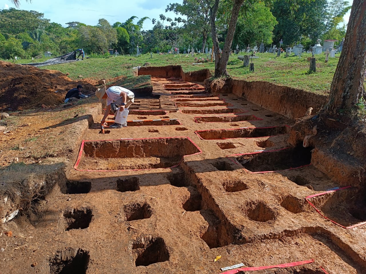 El cementerio San Juan Bautista de Chaparral, en el Tolima, tiene un valor forense significativo para la búsqueda. En su interior alberga el mayor número de cuerpos no identificados en el sur del departamento. Es por eso que varias familias se encontraron allí, aunque extrañas entre sí. Las une un mismo dolor y vacío. 