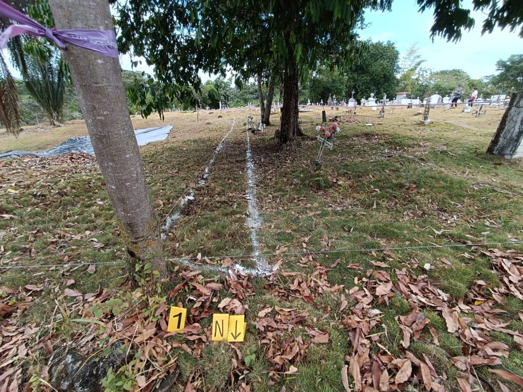 El cementerio San Juan Bautista de Chaparral, en el Tolima, tiene un valor forense significativo para la búsqueda. En su interior alberga el mayor número de cuerpos no identificados en el sur del departamento. Es por eso que varias familias se encontraron allí, aunque extrañas entre sí. Las une un mismo dolor y vacío. 