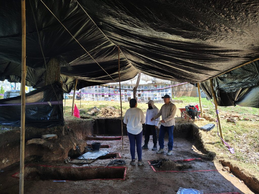 El cementerio San Juan Bautista de Chaparral, en el Tolima, tiene un valor forense significativo para la búsqueda. En su interior alberga el mayor número de cuerpos no identificados en el sur del departamento. Es por eso que varias familias se encontraron allí, aunque extrañas entre sí. Las une un mismo dolor y vacío. 