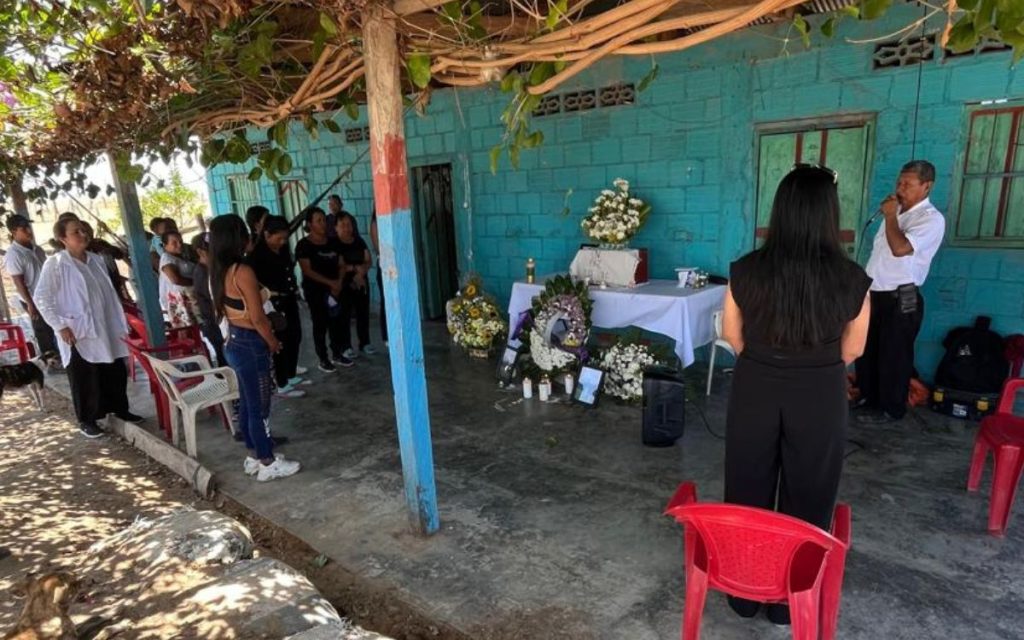 En Coyaima, en el Tolima, la despedida de Jorge Onofre Yara Capera se hizo según las creencias de su familia y su comunidad. Cantos, chicha y rezos ancestrales acompañaron el regreso de un agricultor de origen indígena, desaparecido a sus 33 años en el contexto del conflicto armado. 