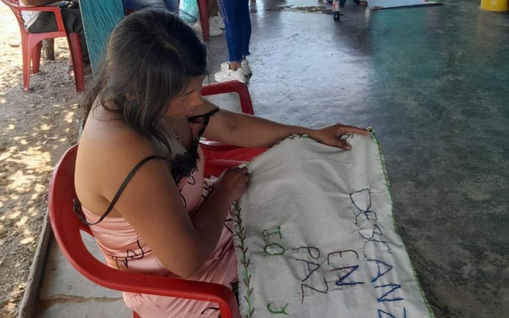 En Coyaima, en el Tolima, la despedida de Jorge Onofre Yara Capera se hizo según las creencias de su familia y su comunidad. Cantos, chicha y rezos ancestrales acompañaron el regreso de un agricultor de origen indígena, desaparecido a sus 33 años en el contexto del conflicto armado. 