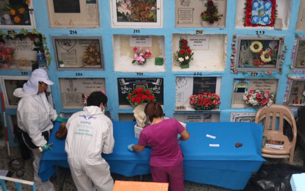 Nicolás Stiven Arango nació el 28 de marzo de 1966 en Palmira, Valle del Cauca, el mismo municipio en el que años más tarde presuntamente fue desaparecido por causas relacionadas con el conflicto armado que durante décadas se ha presentado en el país. Hoy su cuerpo se encuentra identificado y permanece en un cementerio del departamento, esperando a que alguno de sus seres queridos pueda recibirlo para regresar a casa.