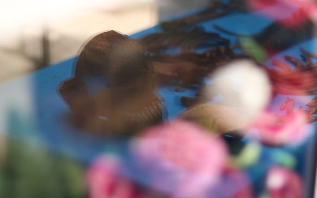 Durante 2025, la Unidad de Búsqueda de Personas dadas por Desaparecidas (UBPD) en el Valle del Cauca enfocó sus esfuerzos en abordar cementerios claves en el departamento, priorizando tres camposantos ubicados en Cartago, un municipio que registra un universo de, al menos, 244 personas desaparecidas en acciones del conflicto armado, lo que lo convierte en el de mayor registro en el norte del Valle.