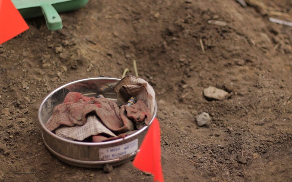 Se estima que 670 cuerpos ubicados en el cementerio municipal de Palmira, en el Valle del Cauca, podrían estar relacionados con la desaparición de personas en el contexto del conflicto armado. Aunque esta cifra se constituye en una de las más altas en materia de desaparición en los camposantos del departamento, la búsqueda no depende exclusivamente de exhumar y recuperar estructuras óseas. La búsqueda de las personas desaparecidas implica, ante todo, una investigación rigurosa previa a cualquier exhumación.