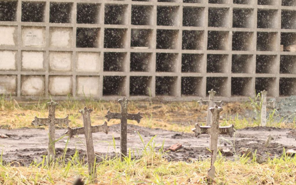 Se estima que 670 cuerpos ubicados en el cementerio municipal de Palmira, en el Valle del Cauca, podrían estar relacionados con la desaparición de personas en el contexto del conflicto armado. Aunque esta cifra se constituye en una de las más altas en materia de desaparición en los camposantos del departamento, la búsqueda no depende exclusivamente de exhumar y recuperar estructuras óseas. La búsqueda de las personas desaparecidas implica, ante todo, una investigación rigurosa previa a cualquier exhumación.