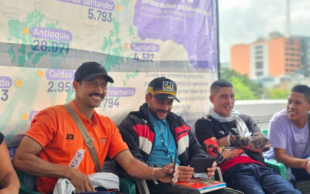 La producción de café para Robinson Hernández Oliveros se convirtió en uno de los motores de su vida. Con este cultivo, ha impulsado su proceso de reincorporación como firmante del Acuerdo Final de Paz. Además, sin imaginárselo, el grano marcó el camino para encontrar a su hermano Jairo, tras 28 años de búsqueda.