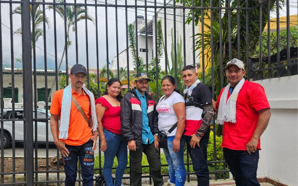 La producción de café para Robinson Hernández Oliveros se convirtió en uno de los motores de su vida. Con este cultivo, ha impulsado su proceso de reincorporación como firmante del Acuerdo Final de Paz. Además, sin imaginárselo, el grano marcó el camino para encontrar a su hermano Jairo, tras 28 años de búsqueda.
