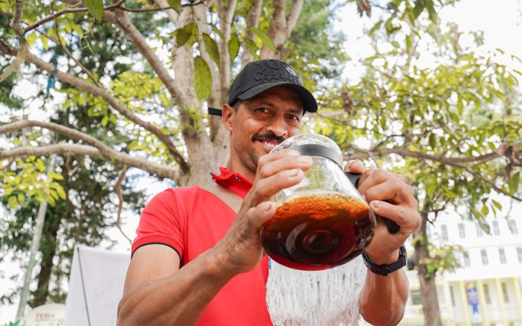La producción de café para Robinson Hernández Oliveros se convirtió en uno de los motores de su vida. Con este cultivo, ha impulsado su proceso de reincorporación como firmante del Acuerdo Final de Paz. Además, sin imaginárselo, el grano marcó el camino para encontrar a su hermano Jairo, tras 28 años de búsqueda.
