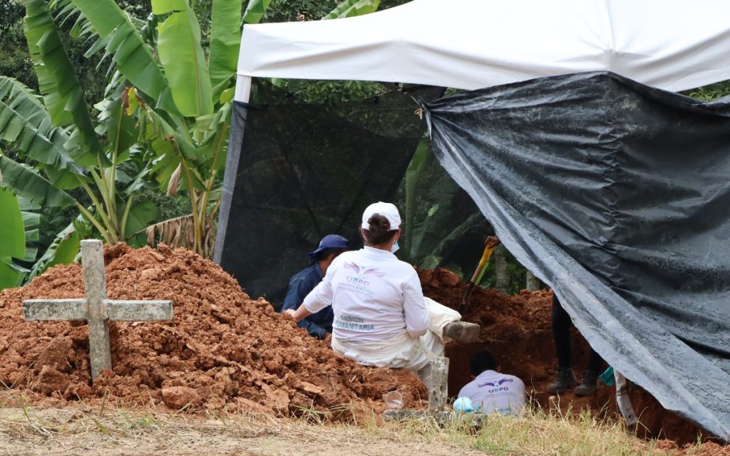 La Unidad de Búsqueda de Personas dadas por Desaparecidas (UBPD) culminó la primera fase de intervención forense en el Cementerio Central de Convención, Norte de Santander. Esta acción humanitaria es fundamental en el compromiso de ofrecer verdad y una respuesta digna a las familias buscadoras del Catatumbo.