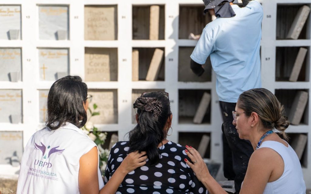 Fueron 30 y 23 años de una larga espera para dos familias caqueteñas que un día perdieron el rastro de sus hijos. De acuerdo con la investigación humanitaria y extrajudicial adelantada por la Unidad de Búsqueda de Personas dadas por Desaparecidas (UBPD), ambos jóvenes desaparecieron en 1995 y 2002, cuando tenían 18 y 20 años, respectivamente; y fallecieron en hechos relacionados con el conflicto.