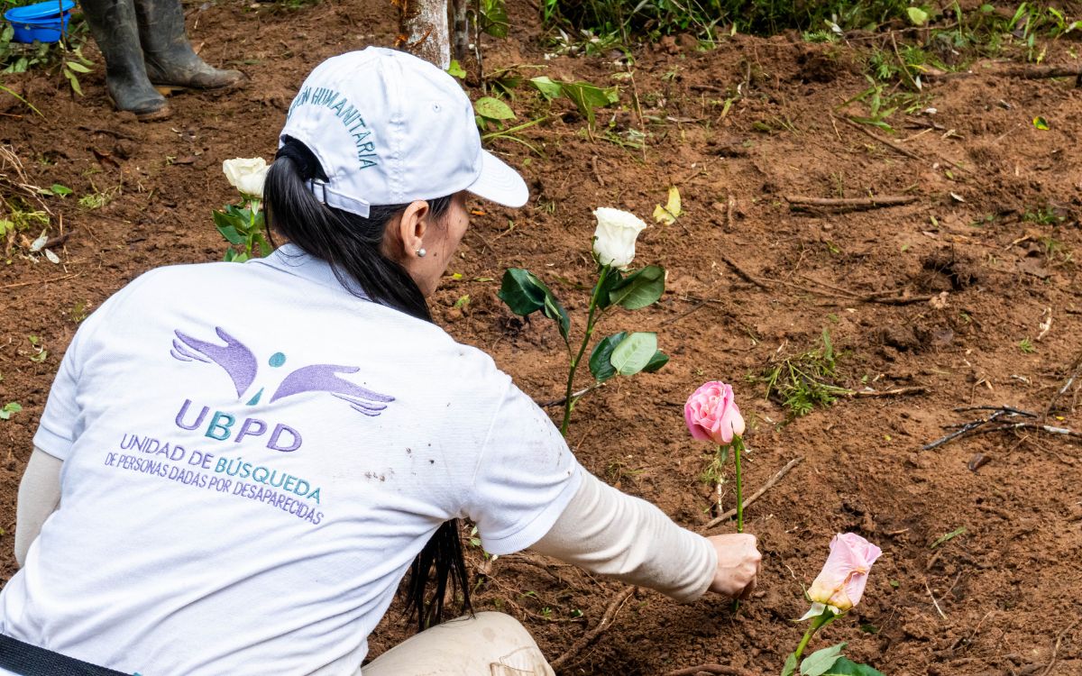 Durante más de 16 años, la orilla del río La Tunia —en zona limítrofe entre San Vicente del Caguán (Caquetá) y La Macarena (Meta)— guardó el cuerpo que correspondería, posiblemente, a *David; y con él, la esperanza persistente de su compañera *Diana de reencontrarse con su ser querido. Ella es mujer trans y, en años anteriores, sostuvo un vínculo de amor con David, que permanece vivo en su recuerdo y del que ella ha tomado la fuerza necesaria para persistir en su búsqueda, resistiéndose a que la existencia y la dignidad de quien fue su compañero de vida quedaran en el olvido tras su fallecimiento en hechos del conflicto armado.
