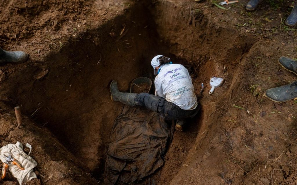 Durante más de 16 años, la orilla del río La Tunia —en zona limítrofe entre San Vicente del Caguán (Caquetá) y La Macarena (Meta)— guardó el cuerpo que correspondería, posiblemente, a *David; y con él, la esperanza persistente de su compañera *Diana de reencontrarse con su ser querido. Ella es mujer trans y, en años anteriores, sostuvo un vínculo de amor con David, que permanece vivo en su recuerdo y del que ella ha tomado la fuerza necesaria para persistir en su búsqueda, resistiéndose a que la existencia y la dignidad de quien fue su compañero de vida quedaran en el olvido tras su fallecimiento en hechos del conflicto armado.