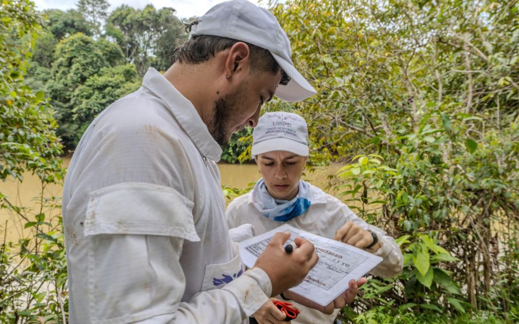 Durante más de 16 años, la orilla del río La Tunia —en zona limítrofe entre San Vicente del Caguán (Caquetá) y La Macarena (Meta)— guardó el cuerpo que correspondería, posiblemente, a *David; y con él, la esperanza persistente de su compañera *Diana de reencontrarse con su ser querido. Ella es mujer trans y, en años anteriores, sostuvo un vínculo de amor con David, que permanece vivo en su recuerdo y del que ella ha tomado la fuerza necesaria para persistir en su búsqueda, resistiéndose a que la existencia y la dignidad de quien fue su compañero de vida quedaran en el olvido tras su fallecimiento en hechos del conflicto armado.