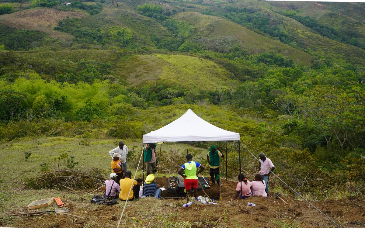 Durante seis días, la Unidad de Búsqueda de Personas dadas por Desaparecidas (UBPD) intervino tres sitios de interés forense en el municipio caucano de Buenos Aires: dos en la vereda Santa Catalina (ubicado en el Territorio Ancestral del Consejo Comunitario de las Comunidades Negras Cerro Teta) y uno en el Resguardo Indígena Nasa Pueblo Nuevo Ceral. Se recuperaron tres cuerpos que estaban dispuestos en fosas a campo abierto.