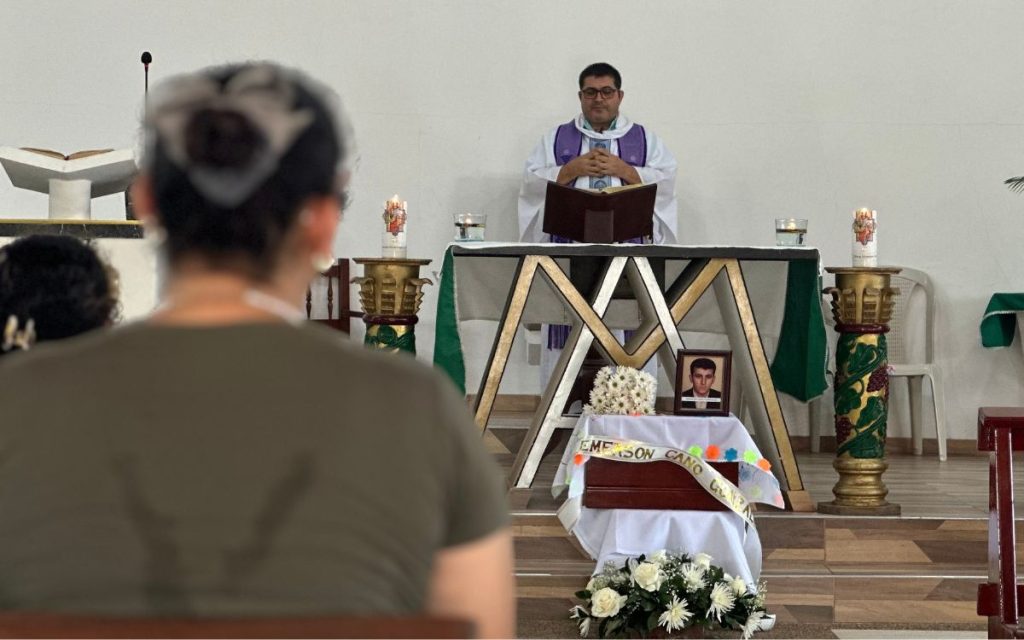 Emerson Cano González habría fallecido y desaparecido el 8 de octubre de 2003 en el caserío Raudal del Guayabero del municipio de San José del Guaviare. Según la investigación humanitaria, adelantada por la Unidad de Búsqueda de Personas dadas por Desaparecidas (UBPD), durante los hechos de violencia ocurridos en este caserío, ese día fallecieron dos personas —una de ellas era Emerson—, quienes habrían sido inhumadas en el cementerio comunitario Bocas del Raudal del Guayabero. Con el paso de los años, ese territorio sufrió múltiples modificaciones, lo que dificultó progresivamente su localización.