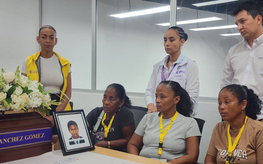 El camino para Audelina y Neir había empezado antes. El cuerpo de su hijo había sido encontrado en 2022, durante una exhumación de la JEP en el Cementerio Universal de Medellín. El cuerpo de Neir Sánchez Gómez fue plenamente identificado y clasificado como Cuerpo Identificado No Reclamado (CINR). Desde entonces quedó en custodia del Estado colombiano. 