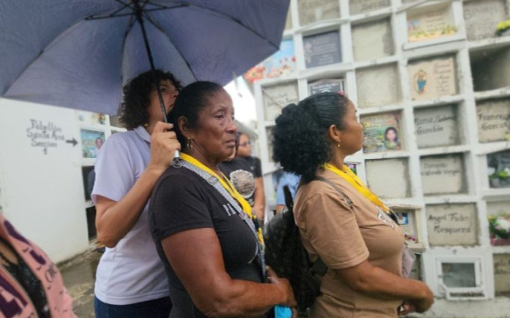 El camino para Audelina y Neir había empezado antes. El cuerpo de su hijo había sido encontrado en 2022, durante una exhumación de la JEP en el Cementerio Universal de Medellín. El cuerpo de Neir Sánchez Gómez fue plenamente identificado y clasificado como Cuerpo Identificado No Reclamado (CINR). Desde entonces quedó en custodia del Estado colombiano. 