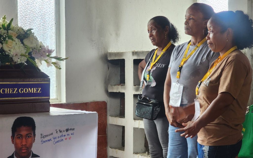 El camino para Audelina y Neir había empezado antes. El cuerpo de su hijo había sido encontrado en 2022, durante una exhumación de la JEP en el Cementerio Universal de Medellín. El cuerpo de Neir Sánchez Gómez fue plenamente identificado y clasificado como Cuerpo Identificado No Reclamado (CINR). Desde entonces quedó en custodia del Estado colombiano. 