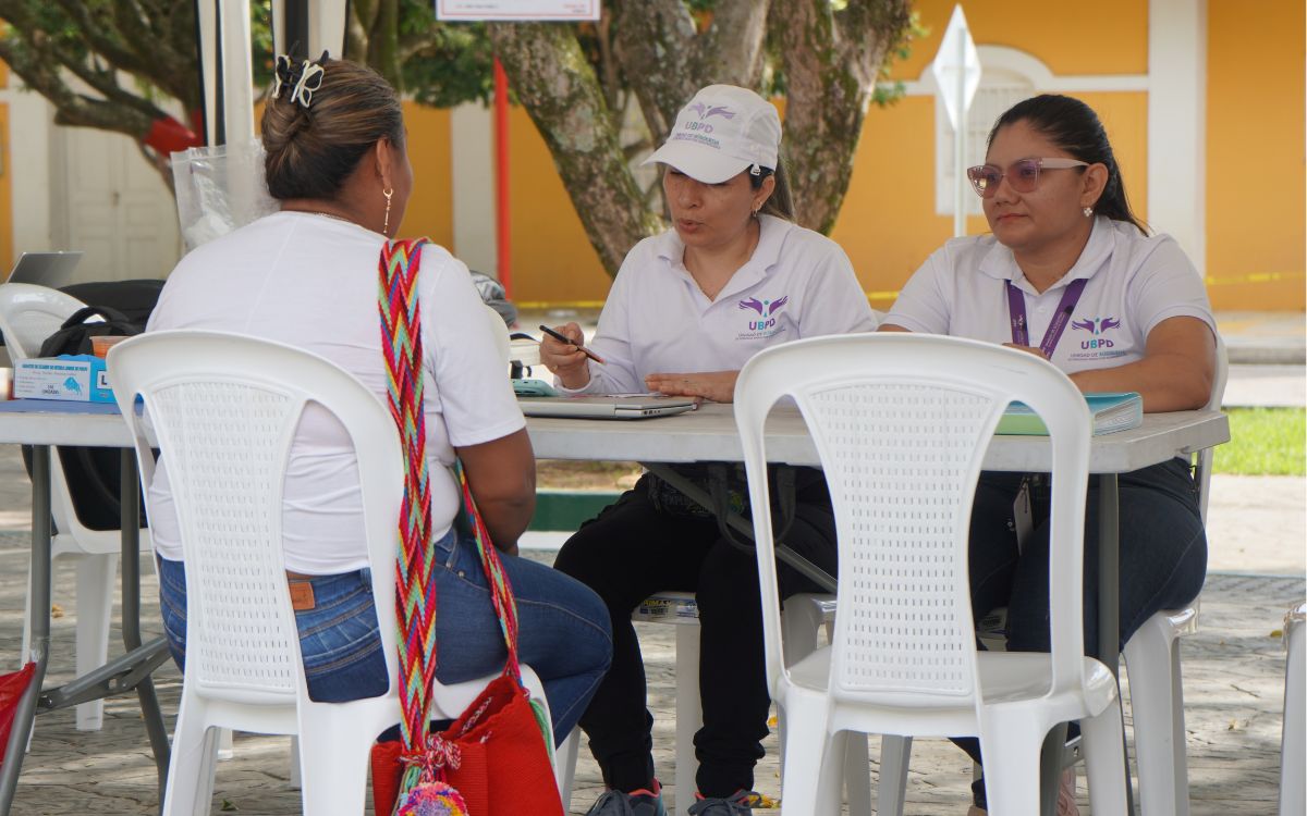 Con el objetivo de cerrar la brecha entre las 1.231 solicitudes de búsqueda y las 2.497 personas dadas por desaparecidas en el departamento de Arauca y el municipio de Cubará, en Boyacá, la Unidad de Búsqueda de Personas dadas por Desaparecidas (UBPD) fortalece durante 2026 su trabajo humanitario y extrajudicial centrado en el acercamiento directo con las comunidades y el fortalecimiento de la confianza con la entidad.