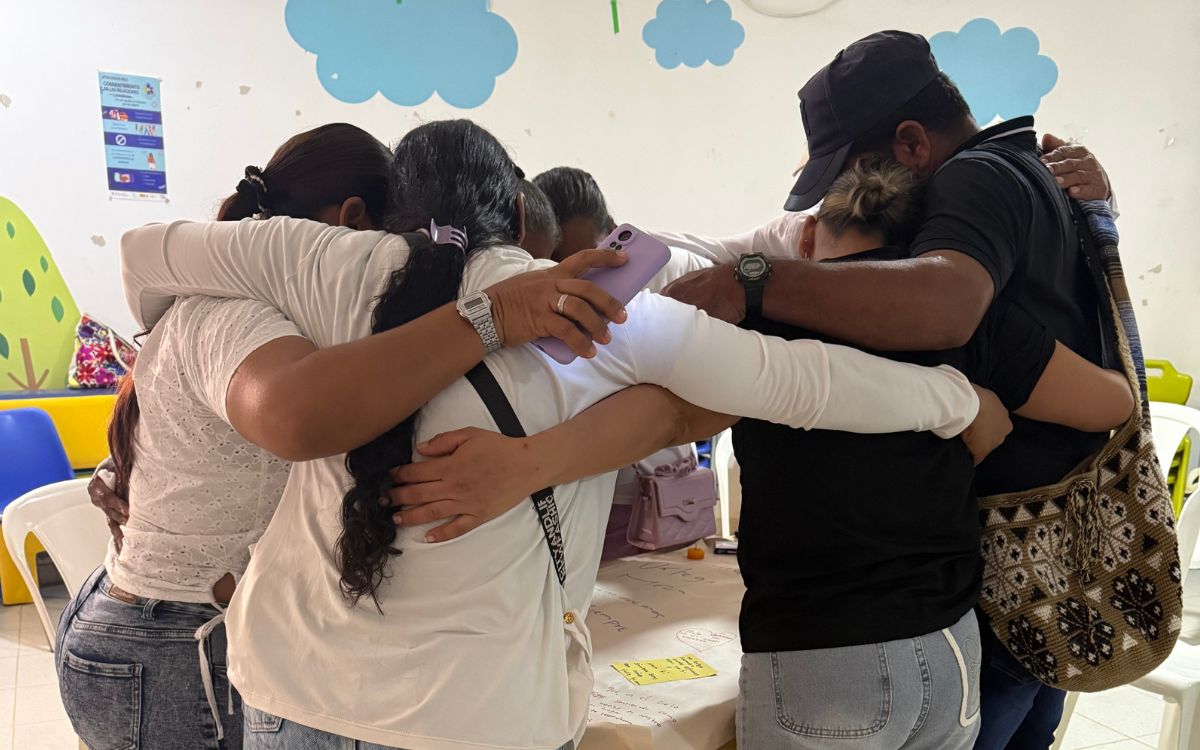 Desde hace cerca de 26 años, los integrantes de la familia Ortega Meza, en el corregimiento Arenas del municipio de San Jacinto, en Bolívar, padecen el dolor que causa la desaparición por el conflicto armado. Para su alivio, poco a poco disminuye la incertidumbre, pues de uno de sus dos hijos desaparecidos, Luis Miguel, pudieron despedirse luego de recibir su cuerpo de manos de la Unidad de Búsqueda de Personas dadas por Desaparecidas (UBPD).