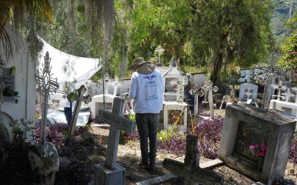 En el marco de su mandato humanitario y extrajudicial, la Unidad de Búsqueda de Personas dadas por Desaparecidas (UBPD) realizó la primera intervención forense en la provincia de Gutierrez, en el norte de Boyacá, lo que permitió la recuperación de dos cuerpos de personas dadas por desaparecidas en el contexto del conflicto armado. Este hito representa un avance importante en los procesos de búsqueda en el departamento y reafirma el compromiso de la UBPD con territorios históricamente afectados por el conflicto armado.