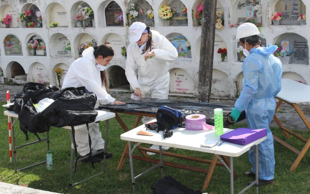 Durante varios días, el silencio habitual del municipio de Pensilvania, en el oriente de Caldas, fue acompañado por el trabajo de la Unidad de Búsqueda de Personas dadas por Desaparecidas (UBPD). Allí, en el cementerio San Vicente de Paúl, una intervención humanitaria permitió la recuperación de diez cuerpos y abrió una nueva posibilidad de respuesta para varias familias que buscan a sus seres queridos.