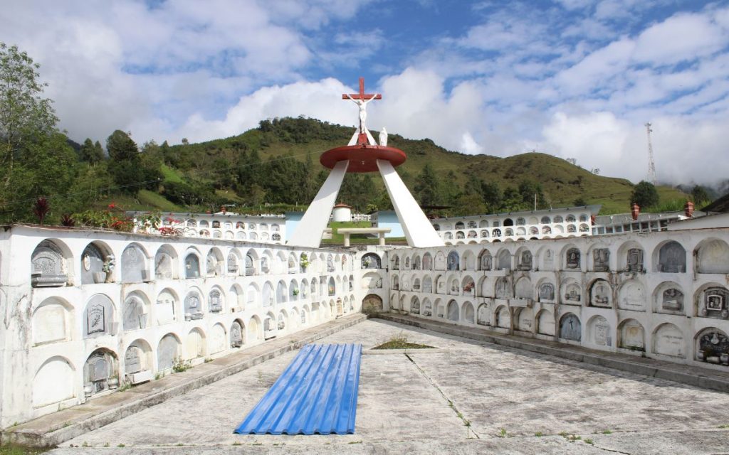 Durante varios días, el silencio habitual del municipio de Pensilvania, en el oriente de Caldas, fue acompañado por el trabajo de la Unidad de Búsqueda de Personas dadas por Desaparecidas (UBPD). Allí, en el cementerio San Vicente de Paúl, una intervención humanitaria permitió la recuperación de diez cuerpos y abrió una nueva posibilidad de respuesta para varias familias que buscan a sus seres queridos.