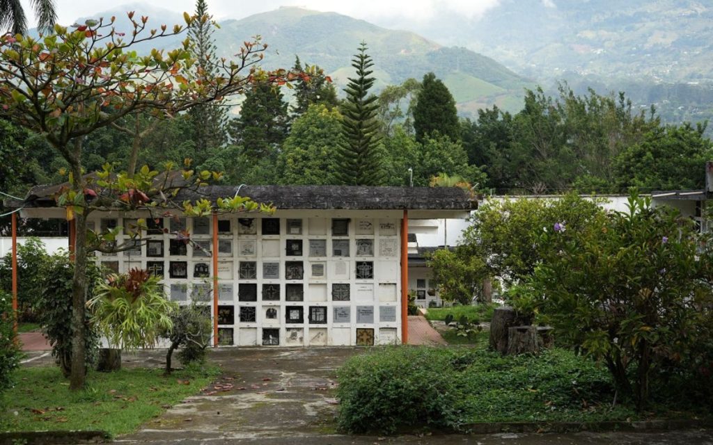 Entre el 16 de febrero y el 4 de marzo de 2026, un equipo forense de la Unidad de Búsqueda de Personas dadas por Desaparecidas (UBPD) realizará la intervención del cementerio municipal de Copacabana, en Antioquia, para recuperar cuerpos no identificados que corresponderían a personas desaparecidas en hechos del conflicto armado en el Valle de Aburrá y otras zonas del departamento.