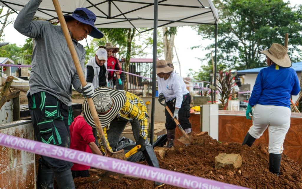En el marco del Plan Regional de Búsqueda Caquetá Norte, tras dos semanas de trabajo continuo, la Unidad de Búsqueda de Personas dadas por Desaparecidas (UBPD) culminó la tercera fase de intervención forense en el cementerio principal de San Vicente del Caguán, en Caquetá. Esta acción humanitaria busca contribuir a la entrega de respuestas a las familias que, durante años, no han dejado de preguntarse dónde están sus seres queridos y qué ocurrió con ellos y ellas.
