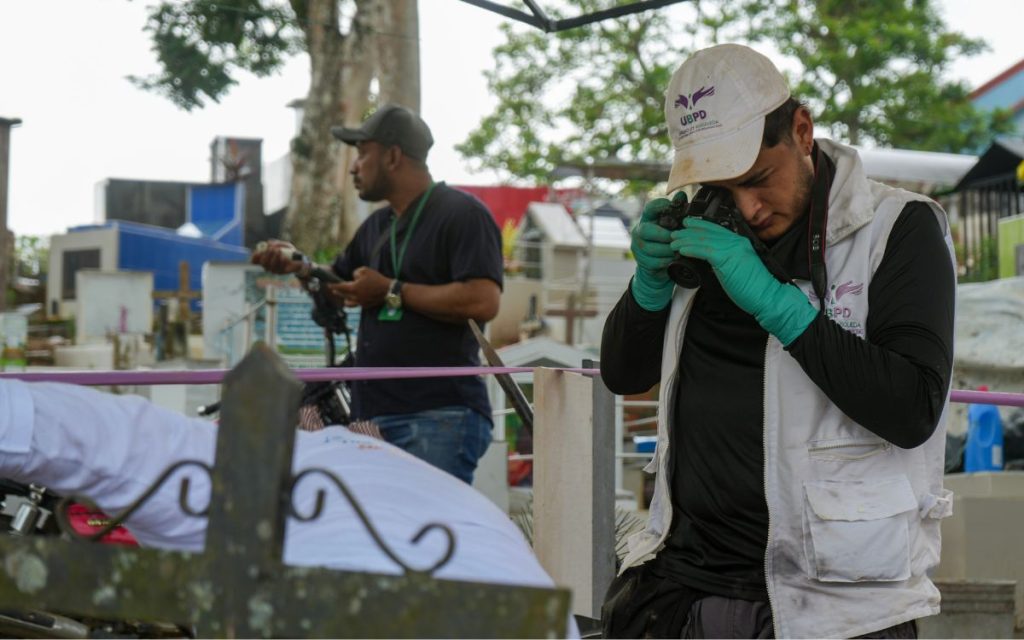 En el marco del Plan Regional de Búsqueda Caquetá Norte, tras dos semanas de trabajo continuo, la Unidad de Búsqueda de Personas dadas por Desaparecidas (UBPD) culminó la tercera fase de intervención forense en el cementerio principal de San Vicente del Caguán, en Caquetá. Esta acción humanitaria busca contribuir a la entrega de respuestas a las familias que, durante años, no han dejado de preguntarse dónde están sus seres queridos y qué ocurrió con ellos y ellas.