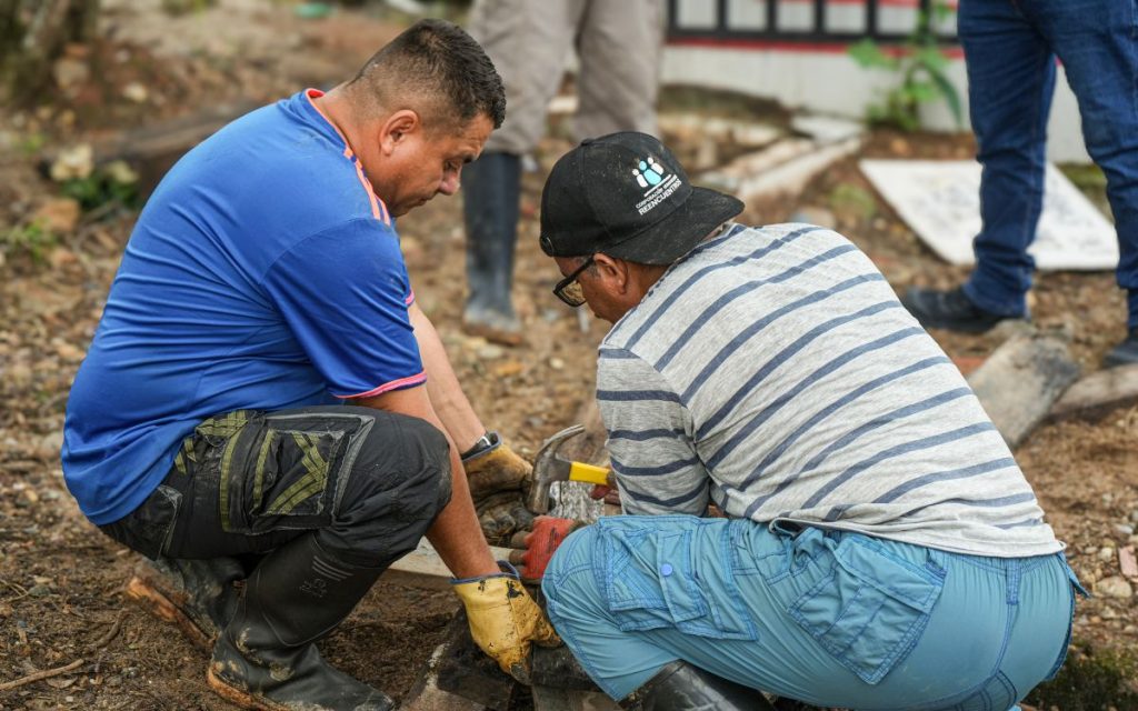 En el marco del Plan Regional de Búsqueda Caquetá Norte, tras dos semanas de trabajo continuo, la Unidad de Búsqueda de Personas dadas por Desaparecidas (UBPD) culminó la tercera fase de intervención forense en el cementerio principal de San Vicente del Caguán, en Caquetá. Esta acción humanitaria busca contribuir a la entrega de respuestas a las familias que, durante años, no han dejado de preguntarse dónde están sus seres queridos y qué ocurrió con ellos y ellas.