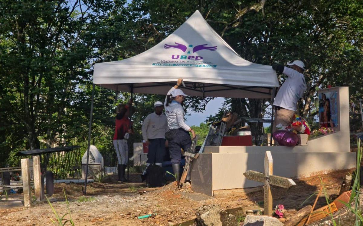 Una nueva intervención en el cementerio principal de San Vicente del Caguán, en Caquetá, busca contribuir con el alivio del dolor de quienes viven en la incertidumbre de no saber del paradero de un ser querido desaparecido. Esta acción humanitaria, liderada por la Unidad de Búsqueda de Personas dadas por Desaparecidas (UBPD), inició el pasado lunes 9 de febrero y se extenderá hasta el próximo 20 de febrero. Durante este periodo, se intervendrán 20 fosas con el fin de recuperar cerca de 23 cuerpos de personas que desaparecieron antes del 1 de diciembre de 2016 en hechos del conflicto armado. 