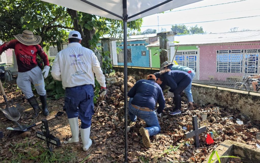Una nueva intervención en el cementerio principal de San Vicente del Caguán, en Caquetá, busca contribuir con el alivio del dolor de quienes viven en la incertidumbre de no saber del paradero de un ser querido desaparecido. Esta acción humanitaria, liderada por la Unidad de Búsqueda de Personas dadas por Desaparecidas (UBPD), inició el pasado lunes 9 de febrero y se extenderá hasta el próximo 20 de febrero. Durante este periodo, se intervendrán 20 fosas con el fin de recuperar cerca de 23 cuerpos de personas que desaparecieron antes del 1 de diciembre de 2016 en hechos del conflicto armado. 