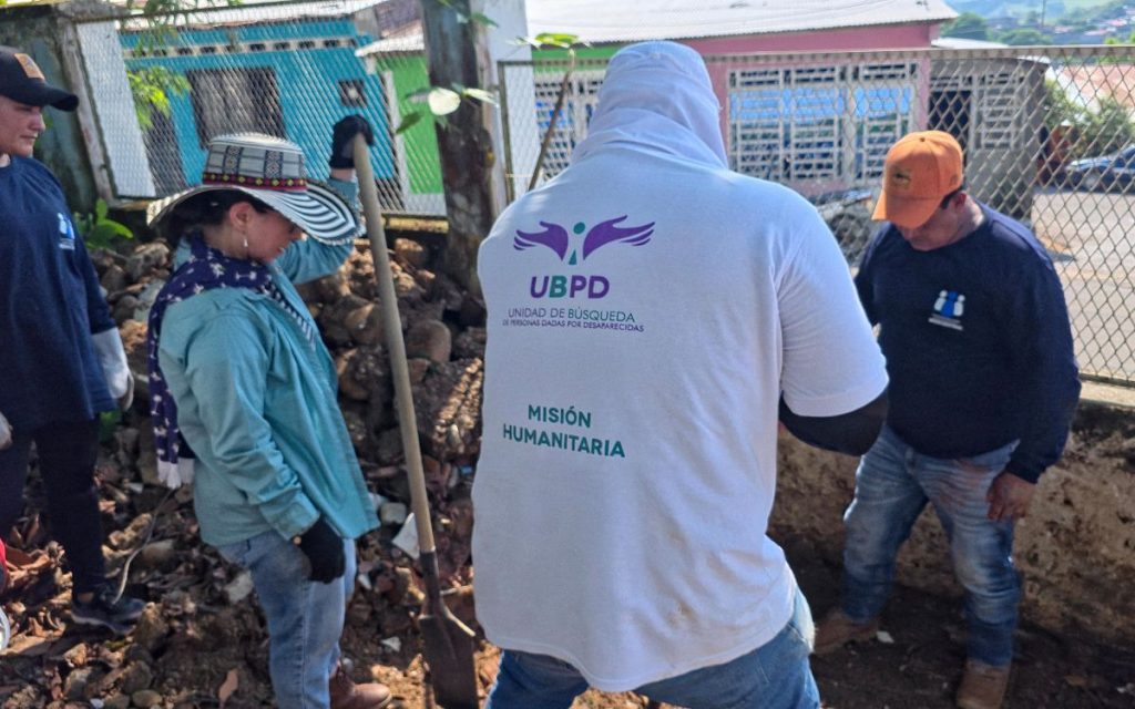 Una nueva intervención en el cementerio principal de San Vicente del Caguán, en Caquetá, busca contribuir con el alivio del dolor de quienes viven en la incertidumbre de no saber del paradero de un ser querido desaparecido. Esta acción humanitaria, liderada por la Unidad de Búsqueda de Personas dadas por Desaparecidas (UBPD), inició el pasado lunes 9 de febrero y se extenderá hasta el próximo 20 de febrero. Durante este periodo, se intervendrán 20 fosas con el fin de recuperar cerca de 23 cuerpos de personas que desaparecieron antes del 1 de diciembre de 2016 en hechos del conflicto armado. 