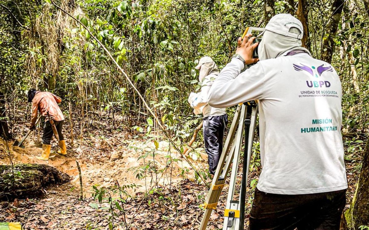 El municipio de Monterrey, al sur de Casanare, es reconocido por sus verdes sabanas, inmensas llanuras y ríos cristalinos, pero también por haber sido escenario de confrontaciones violentas que involucraron tanto a actores armados estatales como no estatales. Durante la década de los 2000, el conflicto se agudizó, lo que generó el reclutamiento y movilización de muchas personas, desde distintas regiones del país hasta el Casanare. 