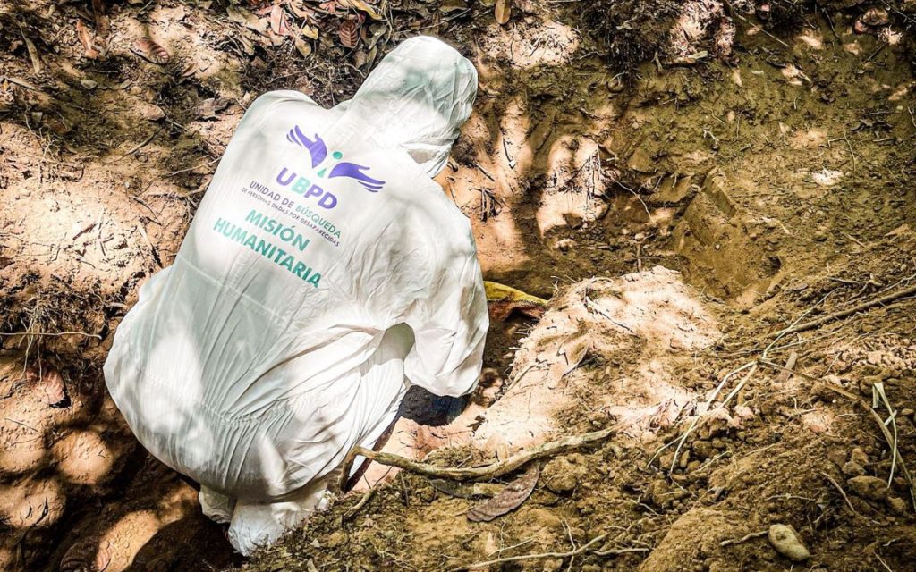 El municipio de Monterrey, al sur de Casanare, es reconocido por sus verdes sabanas, inmensas llanuras y ríos cristalinos, pero también por haber sido escenario de confrontaciones violentas que involucraron tanto a actores armados estatales como no estatales. Durante la década de los 2000, el conflicto se agudizó, lo que generó el reclutamiento y movilización de muchas personas, desde distintas regiones del país hasta el Casanare. 