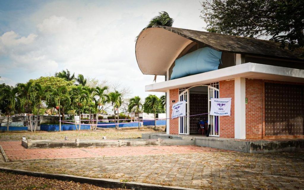 Durante la década de los noventa y parte de los 2000, Casanare vio crecer significativamente su población como consecuencia del incremento en la oferta de empleo asociada a la explotación de hidrocarburos. Miles de colombianos llegaron a la capital del Casanare desde diversas regiones del país en busca de oportunidades laborales y un futuro próspero. Paralelamente, el departamento vivió algunos de los episodios más dolorosos de su historia a causa del conflicto armado, el cual afectó tanto a propios como a foráneos.