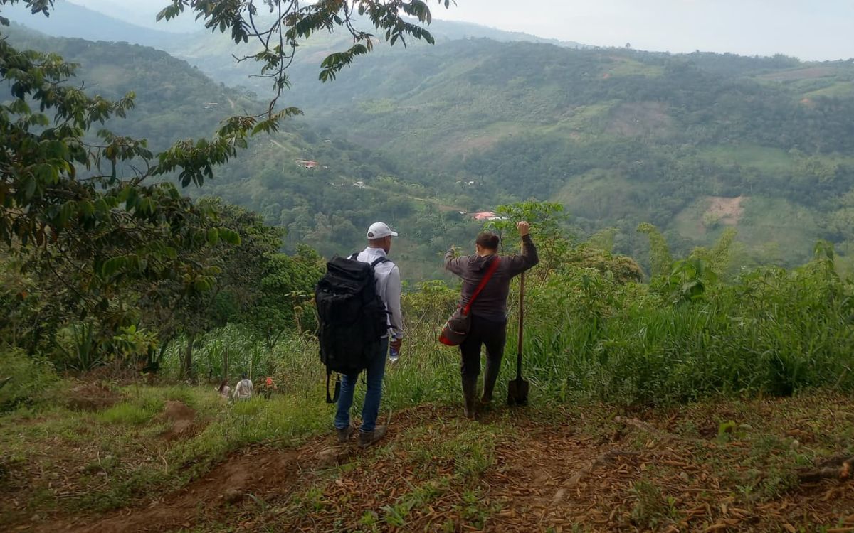 Montañas adentro, en los resguardos indígenas de San Lorenzo y Pueblo Nuevo de Caldono, en el Cauca, la Unidad de Búsqueda de Personas dadas por Desaparecidas (UBPD) adelantó acciones humanitarias para intervenir dos sitios de interés forense, uno en cada resguardo. Dos fosas individuales a campo abierto fueron el lugar de disposición de dos cuerpos que permanecían desaparecidos en razón y contexto del conflicto armado. 