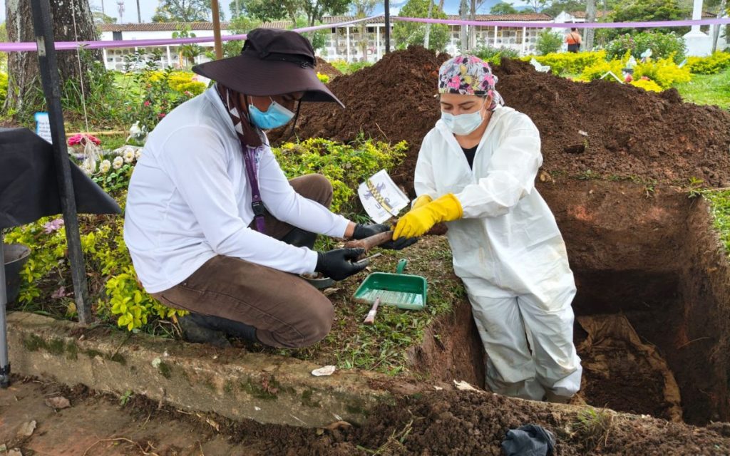 Durante dos años, el equipo de profesionales de la Unidad de Búsqueda de Personas dadas por Desaparecidas (UBPD) trabajó en la investigación humanitaria y extrajudicial para documentar seite sitios de interés forense y la posterior recuperación de 10 cuerpos, de los cuales 4 fueron inhumadas como cuerpos no identificación (CNI) y seis personas como cuerpos identificados no reclamados (CINR), entre el 2011 y 2015. Todos indígenas, afrocolombianos o campesinos.