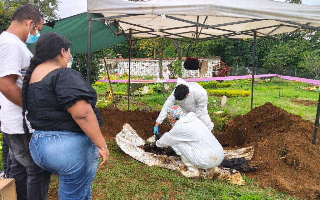 Durante dos años, el equipo de profesionales de la Unidad de Búsqueda de Personas dadas por Desaparecidas (UBPD) trabajó en la investigación humanitaria y extrajudicial para documentar seite sitios de interés forense y la posterior recuperación de 10 cuerpos, de los cuales 4 fueron inhumadas como cuerpos no identificación (CNI) y seis personas como cuerpos identificados no reclamados (CINR), entre el 2011 y 2015. Todos indígenas, afrocolombianos o campesinos.