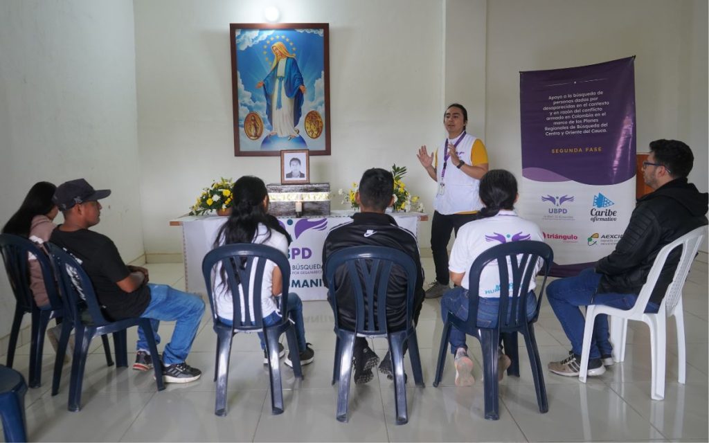 Salvador Zambrano de Jesús desapareció en 1992 y después de 33 años su cuerpo ha sido entregado dignamente a sus familiares, quienes llegaron a El Tambo, en el Cauca, provenientes de diferentes lugares de la región para dar cierre a décadas de ausencia y dolor. Aldóvar, el sobrino de Salvador, llegó desde el Valle del Cauca; doña Irene y su hijo Yonier, hermana y sobrino de Salvador, viajaron desde una zona veredal hasta la cabecera municipal de El Tambo. Su viaje duró 3 horas para llegar al reencuentro. 