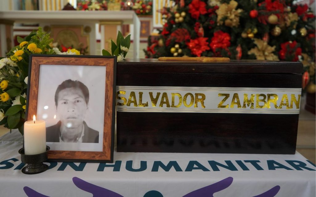 Salvador Zambrano de Jesús desapareció en 1992 y después de 33 años su cuerpo ha sido entregado dignamente a sus familiares, quienes llegaron a El Tambo, en el Cauca, provenientes de diferentes lugares de la región para dar cierre a décadas de ausencia y dolor. Aldóvar, el sobrino de Salvador, llegó desde el Valle del Cauca; doña Irene y su hijo Yonier, hermana y sobrino de Salvador, viajaron desde una zona veredal hasta la cabecera municipal de El Tambo. Su viaje duró 3 horas para llegar al reencuentro. 