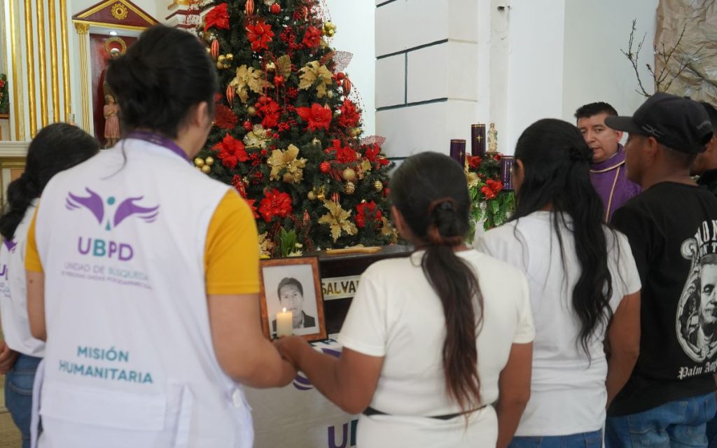 Salvador Zambrano de Jesús desapareció en 1992 y después de 33 años su cuerpo ha sido entregado dignamente a sus familiares, quienes llegaron a El Tambo, en el Cauca, provenientes de diferentes lugares de la región para dar cierre a décadas de ausencia y dolor. Aldóvar, el sobrino de Salvador, llegó desde el Valle del Cauca; doña Irene y su hijo Yonier, hermana y sobrino de Salvador, viajaron desde una zona veredal hasta la cabecera municipal de El Tambo. Su viaje duró 3 horas para llegar al reencuentro. 