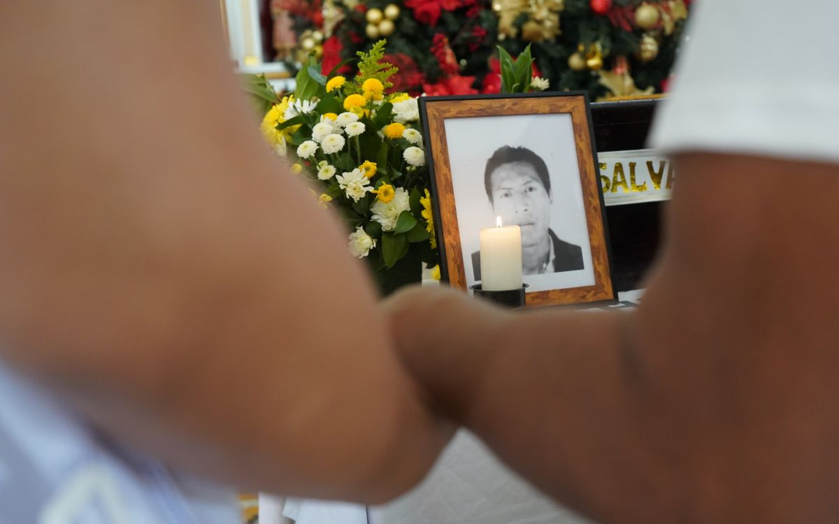Salvador Zambrano de Jesús desapareció en 1992 y después de 33 años su cuerpo ha sido entregado dignamente a sus familiares, quienes llegaron a El Tambo, en el Cauca, provenientes de diferentes lugares de la región para dar cierre a décadas de ausencia y dolor. Aldóvar, el sobrino de Salvador, llegó desde el Valle del Cauca; doña Irene y su hijo Yonier, hermana y sobrino de Salvador, viajaron desde una zona veredal hasta la cabecera municipal de El Tambo. Su viaje duró 3 horas para llegar al reencuentro. 