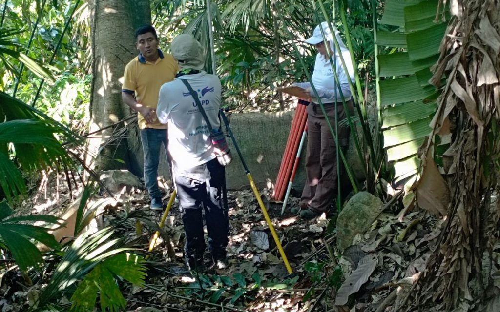 Con la frescura de la mañana, mientras la neblina aún cubría los caminos que circundan las montañas en el municipio de Pueblo Bello, en el Cesar, un equipo de investigación de la Unidad de Búsqueda de Personas dadas por Desaparecidas (UBPD) llegó a un punto señalado por la comunidad como lugar de interés forense. No era un lugar cualquiera, era necesario escalar varios kilómetros de pendiente, donde se creé están concentrados años de silencios, historias de vidas truncadas, recuerdos fragmentados y la esperanza persistente de quienes siguen esperando encontrar a sus seres queridos.