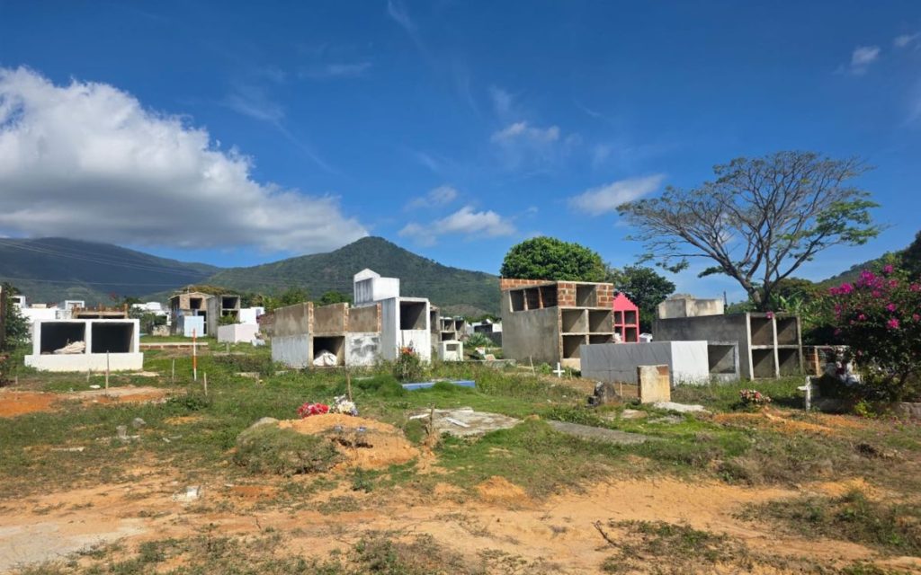 Con la frescura de la mañana, mientras la neblina aún cubría los caminos que circundan las montañas en el municipio de Pueblo Bello, en el Cesar, un equipo de investigación de la Unidad de Búsqueda de Personas dadas por Desaparecidas (UBPD) llegó a un punto señalado por la comunidad como lugar de interés forense. No era un lugar cualquiera, era necesario escalar varios kilómetros de pendiente, donde se creé están concentrados años de silencios, historias de vidas truncadas, recuerdos fragmentados y la esperanza persistente de quienes siguen esperando encontrar a sus seres queridos.