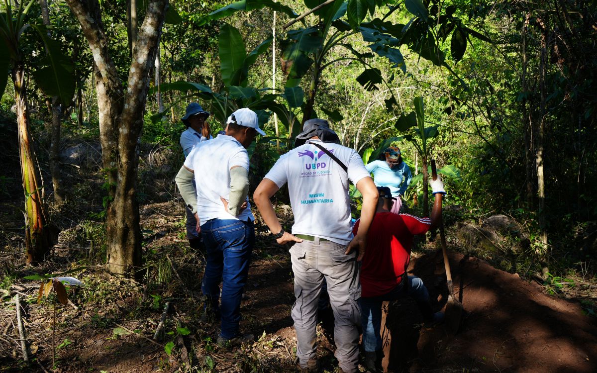 El viaje comenzó antes del amanecer, cuando el frío todavía se aferra a la montaña y el silencio parece más intenso. Un equipo de la Unidad de Búsqueda de Personas dadas por Desaparecidas (UBPD) salió con una misión clara: recuperar los cuerpos de los sitios donde la información recogida indicaba que podían estar. El camino fue largo y exigente. Hubo tramos recorridos en vehículo, otros en lomo de mula y muchos a pie, siguiendo senderos estrechos que serpentean entre pendientes pronunciadas. A más de 2.000 metros de altura, la montaña impuso su ritmo. El aire se volvió más delgado, el cansancio más evidente y el frío, especialmente en la noche, casi congelante. Dormir allí no fue descansar, se trató de un acto de resistencia silenciosa.