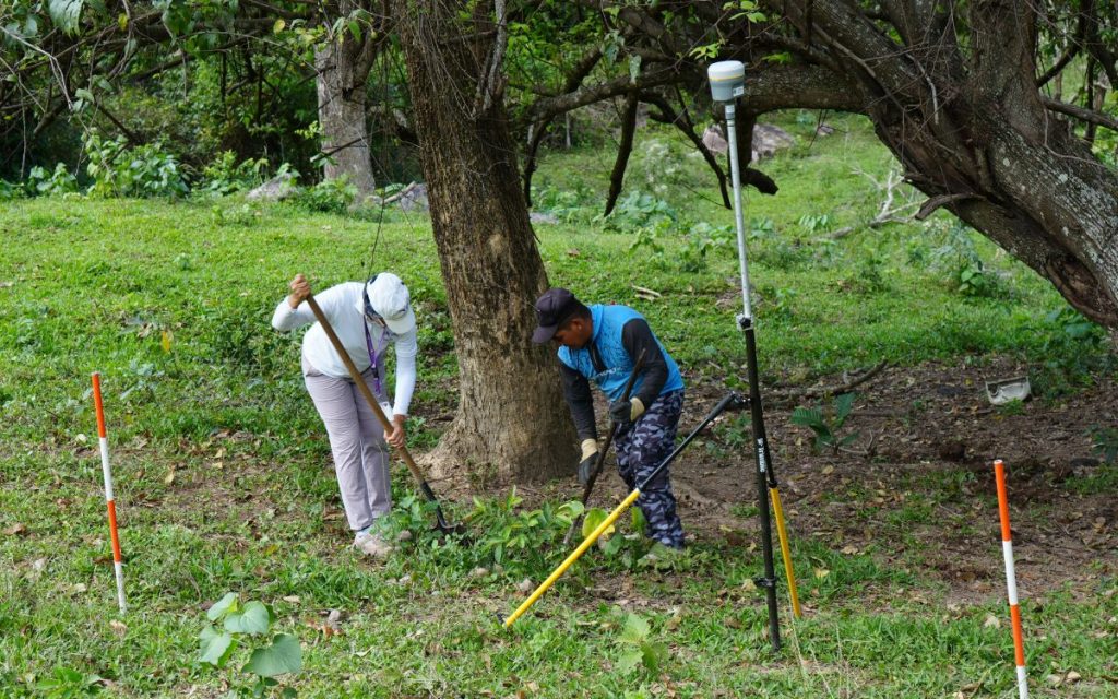 El viaje comenzó antes del amanecer, cuando el frío todavía se aferra a la montaña y el silencio parece más intenso. Un equipo de la Unidad de Búsqueda de Personas dadas por Desaparecidas (UBPD) salió con una misión clara: recuperar los cuerpos de los sitios donde la información recogida indicaba que podían estar. El camino fue largo y exigente. Hubo tramos recorridos en vehículo, otros en lomo de mula y muchos a pie, siguiendo senderos estrechos que serpentean entre pendientes pronunciadas. A más de 2.000 metros de altura, la montaña impuso su ritmo. El aire se volvió más delgado, el cansancio más evidente y el frío, especialmente en la noche, casi congelante. Dormir allí no fue descansar, se trató de un acto de resistencia silenciosa.